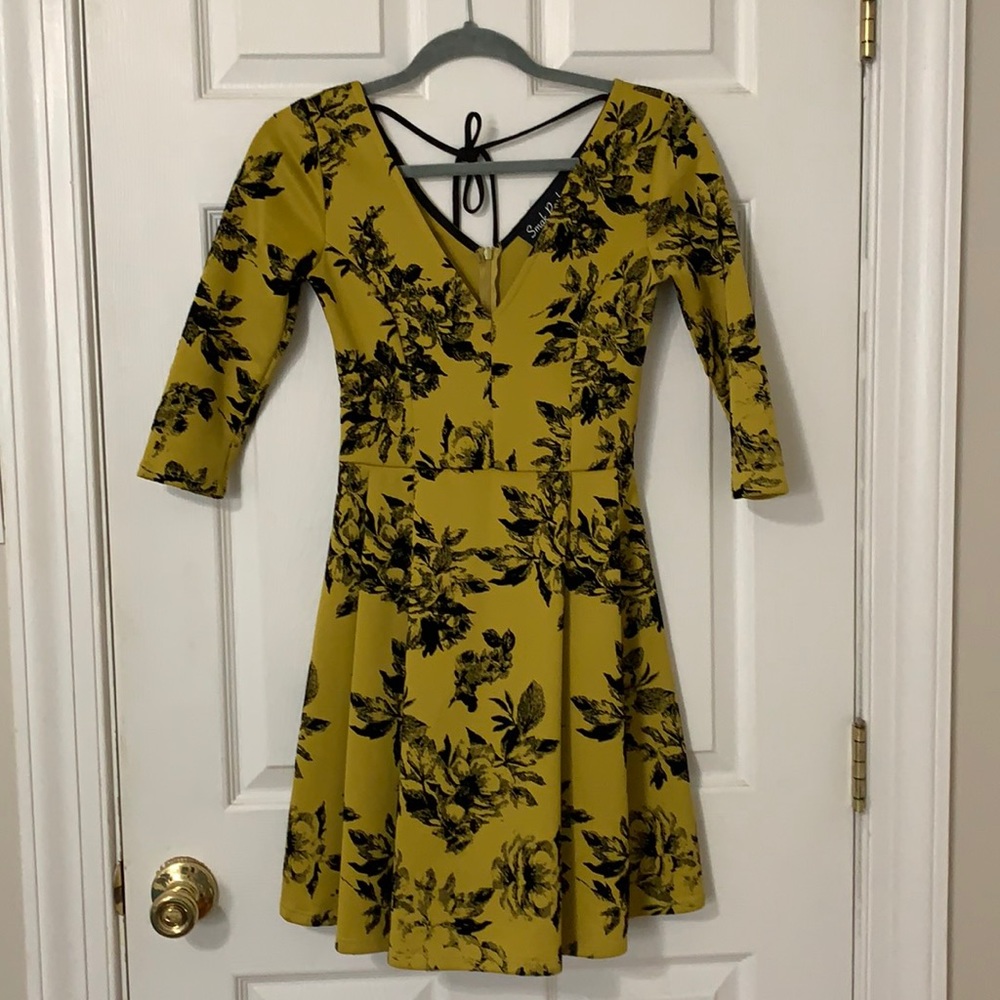 Boutique Floral Velvet Pleated V-Neck 3/4 Sleeve Cocktail Dress